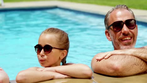 Familia-Disfrutando-En-La-Piscina