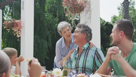 Glückliche-Familie,-Die-Zusammen-Am-Tisch-Isst