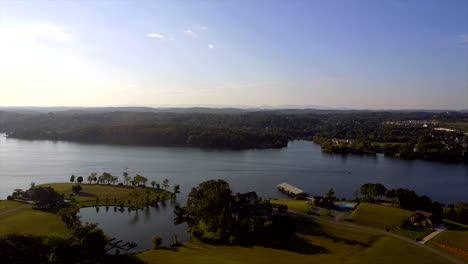 Toma-Aérea-Volando-Sobre-Un-Muelle-En-El-Río-Tennessee