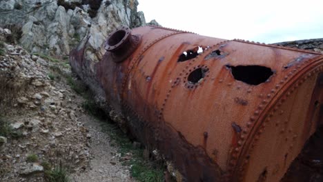 Großer-Industrieller-Rostiger-Tankcontainer-Auf-Verlassener-Walisischer-Traeth-Porth-Wen-Mauerwerksfabrik