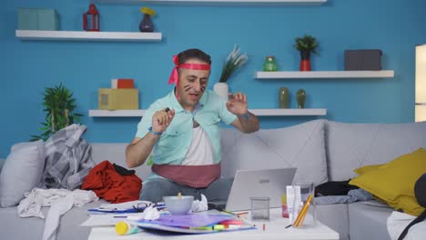 hombre trabajando en una computadora portátil con una expresión graciosa.