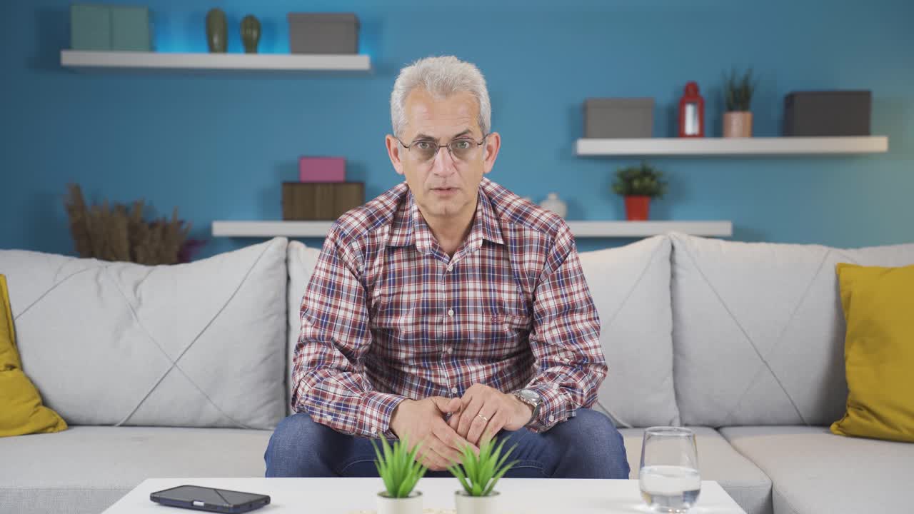 Uomo che guarda la telecamera confuso
