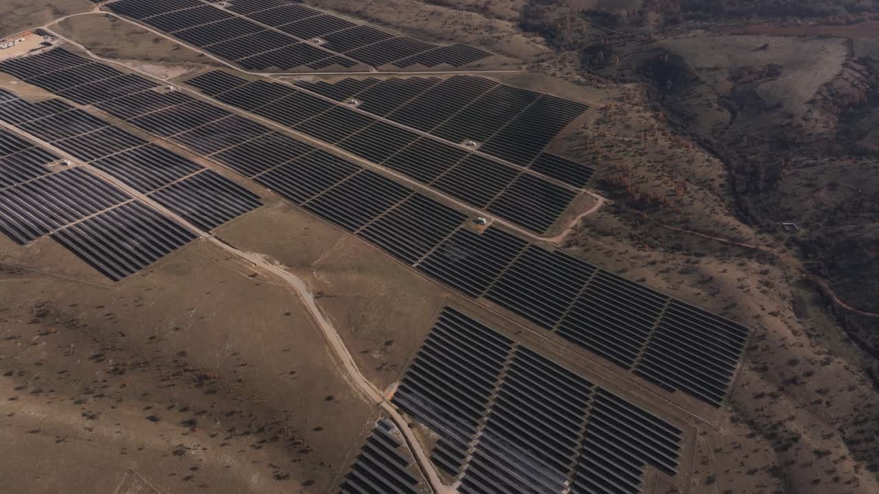 Dronebillede af solcellepark indlejret i levende landlige landskaber