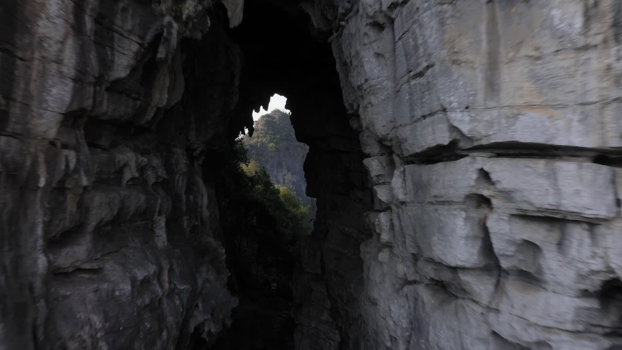 increíble arco natural de piedra en la montaña kárstica, revelación aérea de retroceso