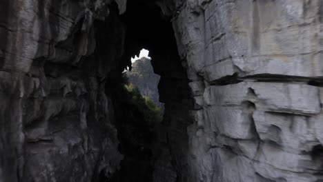 Increíble-Arco-Natural-De-Piedra-En-La-Montaña-Kárstica,-Revelación-Aérea-De-Retroceso