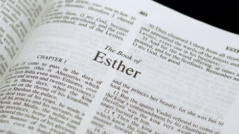 nahaufnahme der bibelseite, die sich zum buch esther wendet