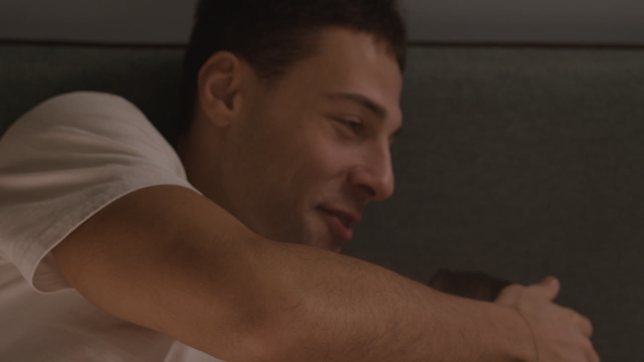 침대에 있는 커플