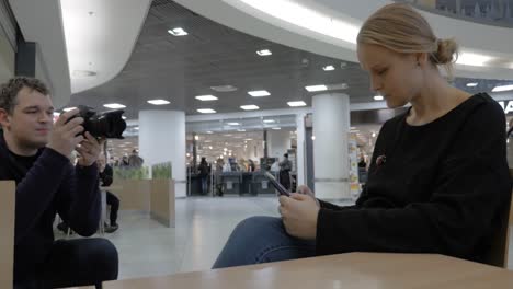 Haciendo-Un-Video-De-Una-Mujer-Con-Un-Teléfono-Inteligente-En-Un-Centro-Comercial