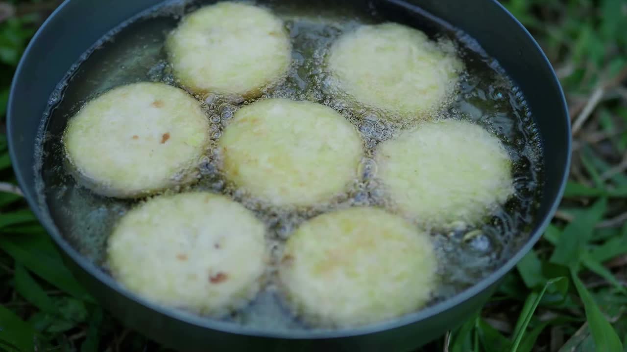 las rosquillas están fritas en aceite.