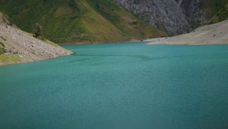 Lago-En-Las-Montañas-De-Uzbekistán