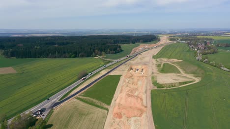 Imágenes-Aéreas-Cautivadoras-De-La-Extensa-Autopista-En-Construcción,-Que-Revelan-El-Progreso-Y-El-Desarrollo-Desde-El-Cielo.