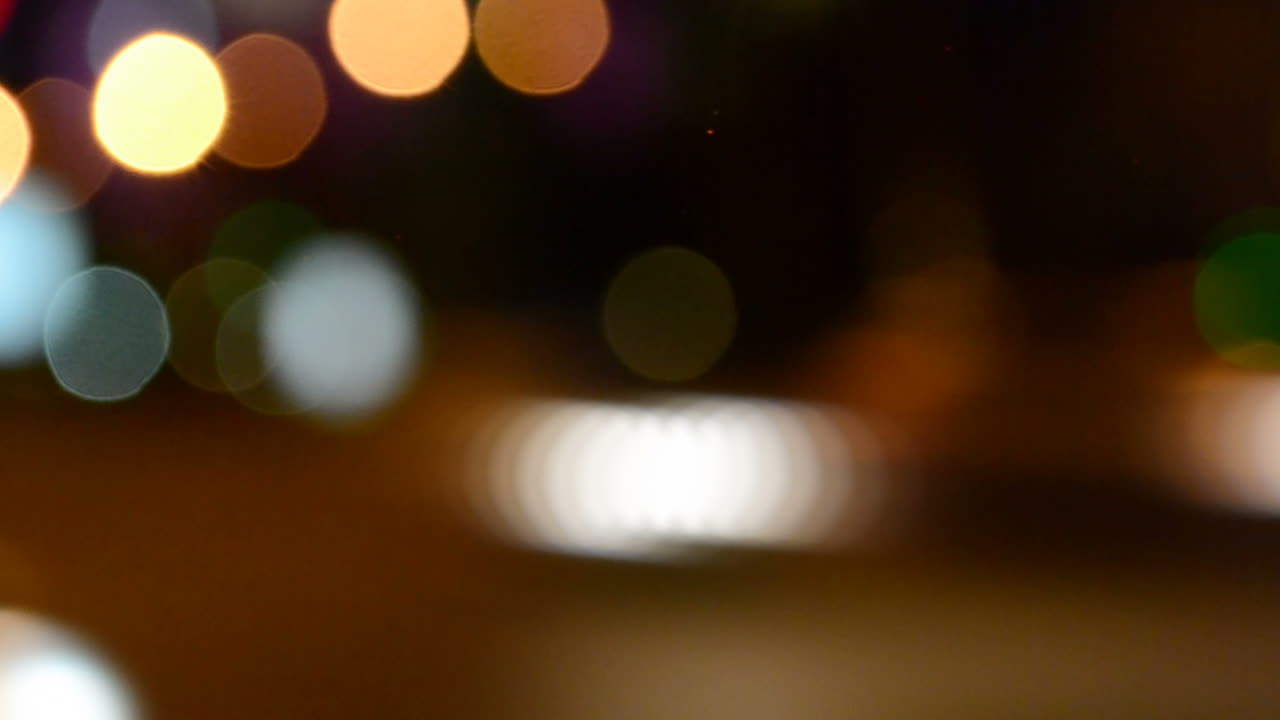 Luci sfocate di una strada di notte