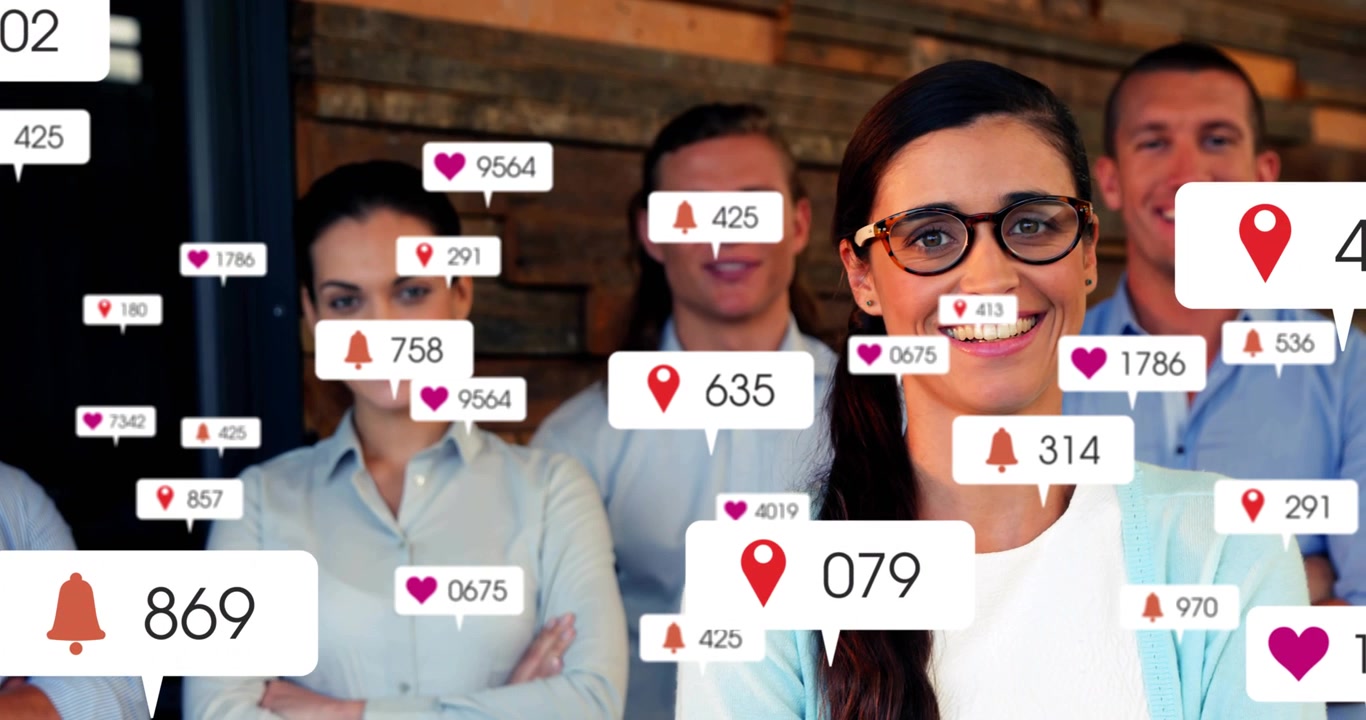 Equipo de pie en la oficina con tres iconos de redes sociales pululando alrededor del grupo, mostrando un aumento del engagement