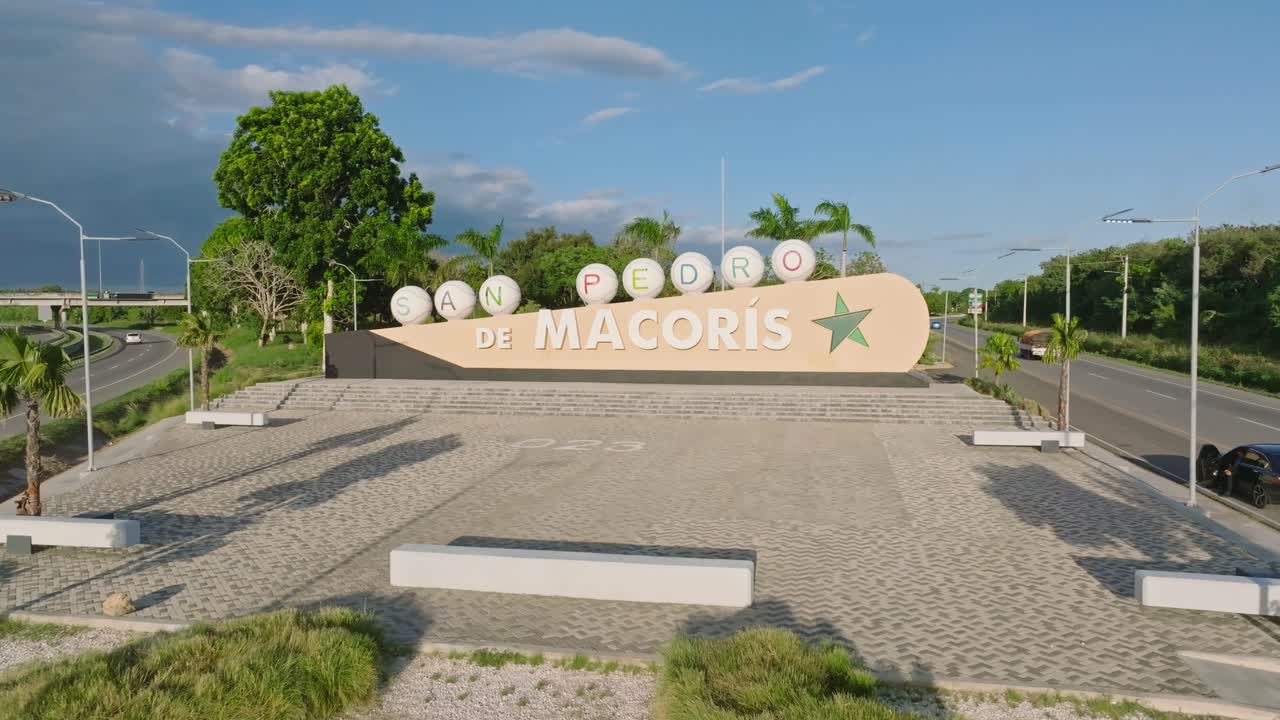 señal de bienvenida a la ciudad de san pedro de macoris en la república dominicana
