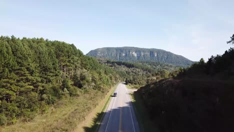Imágenes-De-Drones-De-Un-Hermoso-Paisaje-En-La-Naturaleza-Sobre-Las-Carreteras
