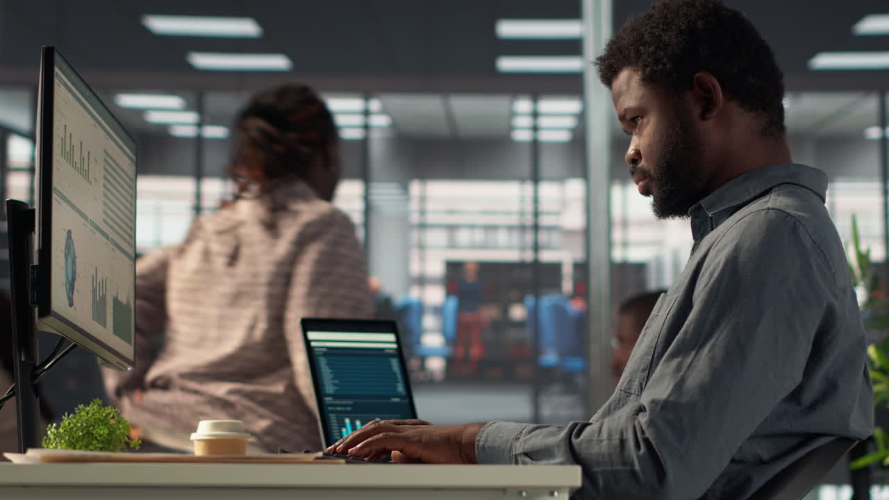 equipo de oficina diverso que trabaja en el análisis de datos