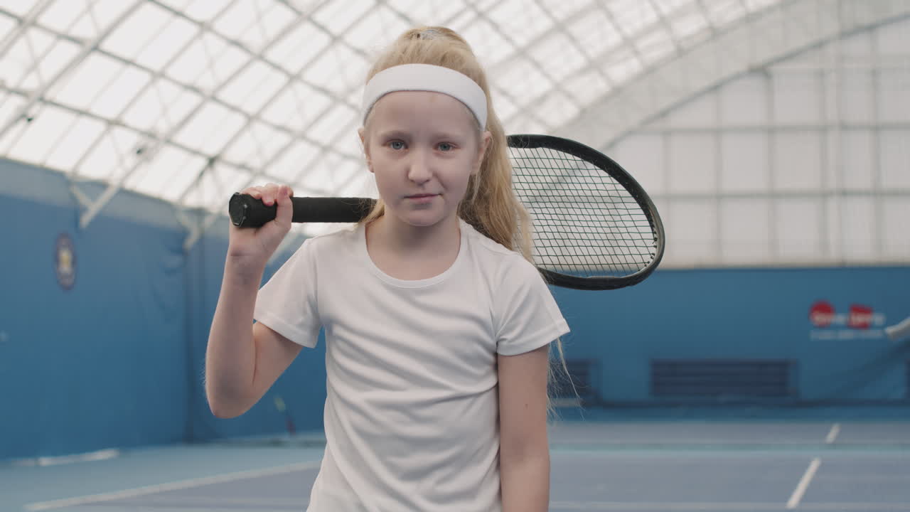 Liten jente på tennistrening