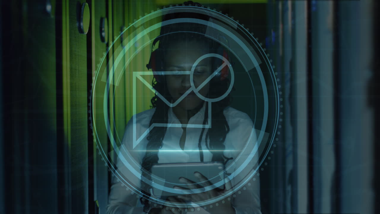 animación del icono del bloque de mensajes sobre una ingeniera afroamericana que usa una tableta en la sala del servidor