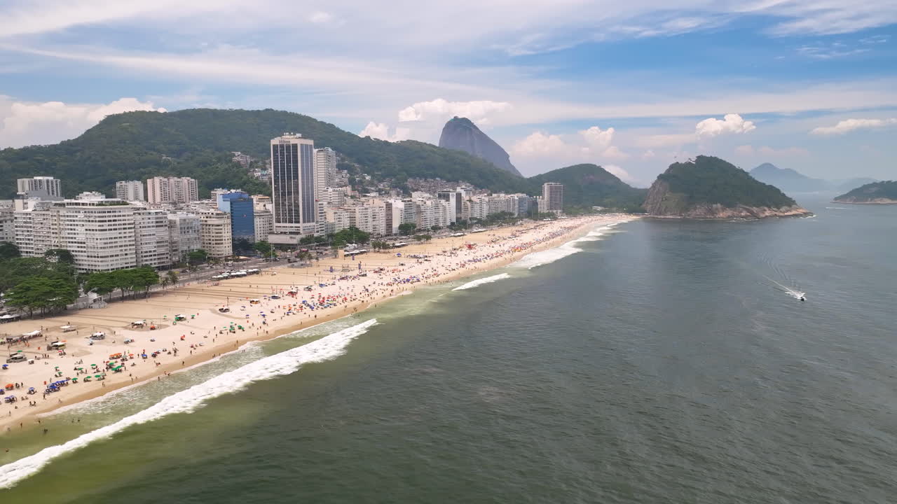 vista aérea de dolly de alto ángulo sobre la famosa playa de copacabana con los bañistas, rio