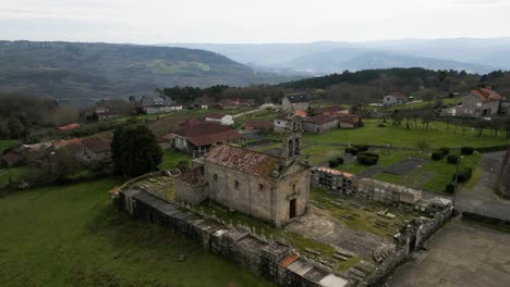 Panorama-Luftumlaufbahn-Um-Santa-Maria-De-Freas-In-Punxin,-Ourense,-Galizien,-Spanien