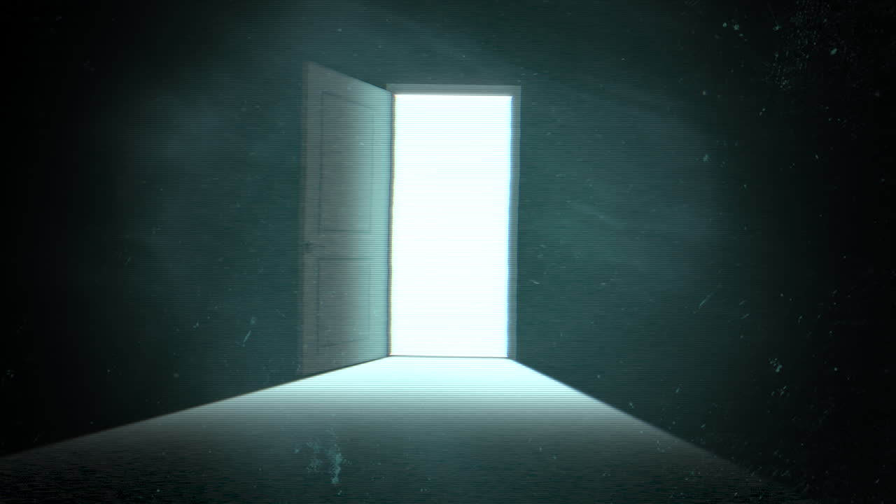 방의 어두운 문이 있는 신비로운 공포 배경