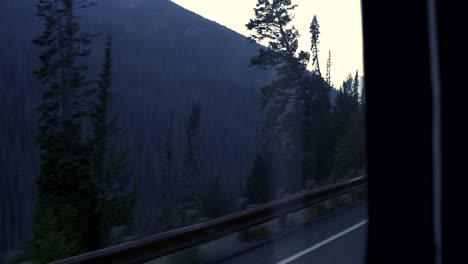 Por-La-Noche,-Se-Ve-Ceniza-En-El-Cielo-Con-Niebla-En-La-Sección-De-Piedra-Amarilla-De-Wyoming