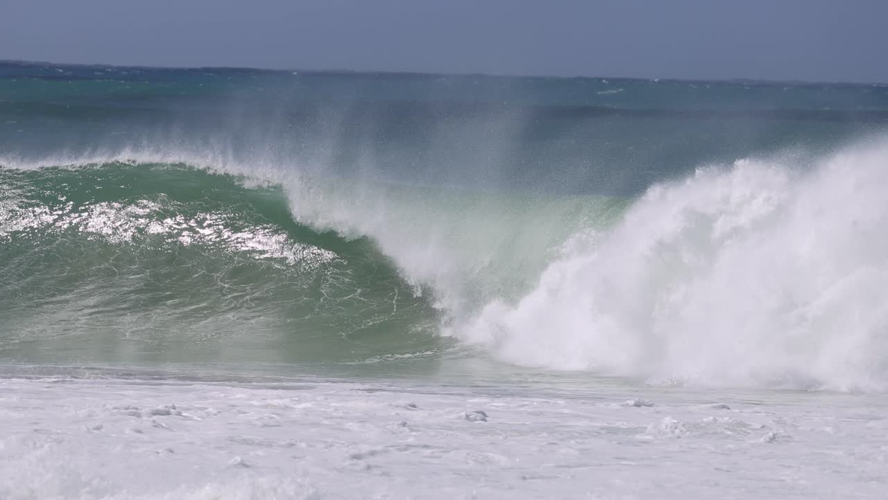 poderosas olas del océano chocando contra las rocas del pargo