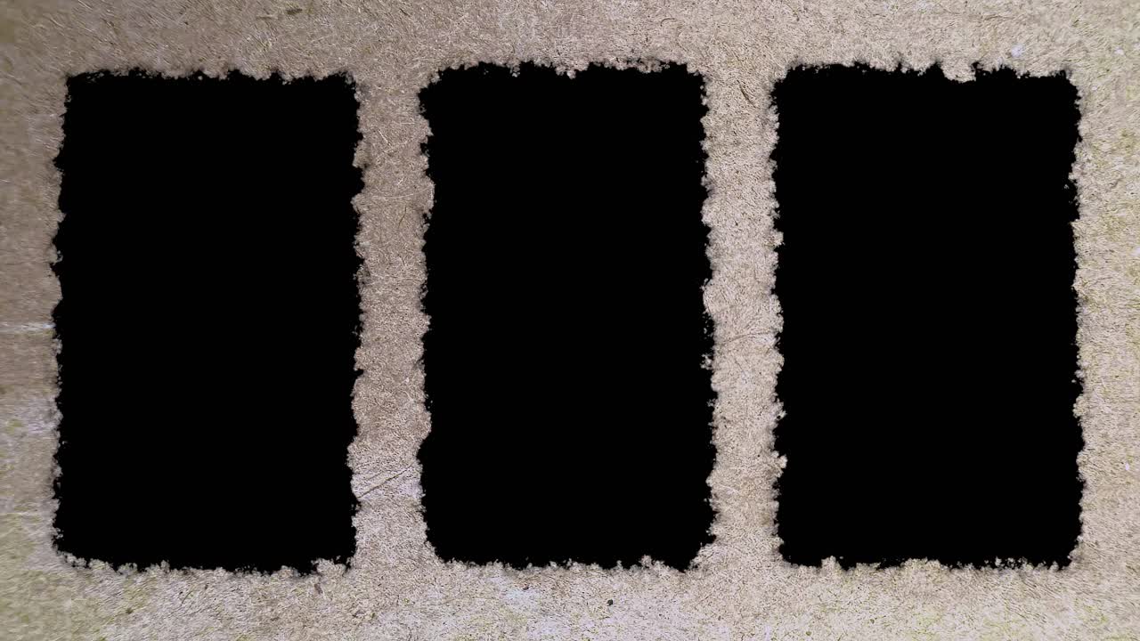 3 개의 수직 검은 상자 비디오 또는 비디오의 이미지 회색 빨간색 텍스처 종이 배경, 루마 키를 위해 준비