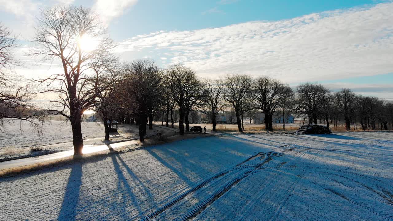 독일 북부의 설원 위로 태양을 향해 멋진 느린 공중 드론 샷