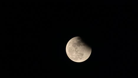 Fast-Gelborange-In-Der-Farbe,-Während-Es-Sich-Sehr-Langsam-Nach-Oben-Bewegt-Und-Ein-Teil-Mit-Schatten-Bedeckt-Ist,-Mondfinsternis-In-Thailand-Am-8.-November-2022