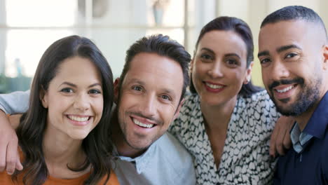 retrato de uma feliz equipe de negócios multirracial posando para uma foto de grupo depois de se reunir em um escritório moderno