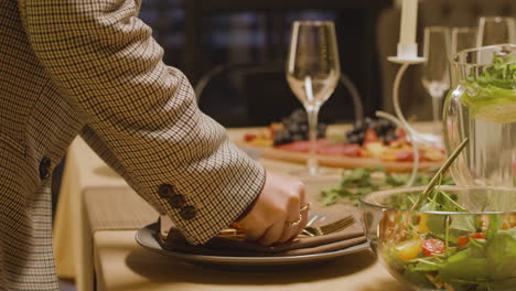 la gente preparando la mesa