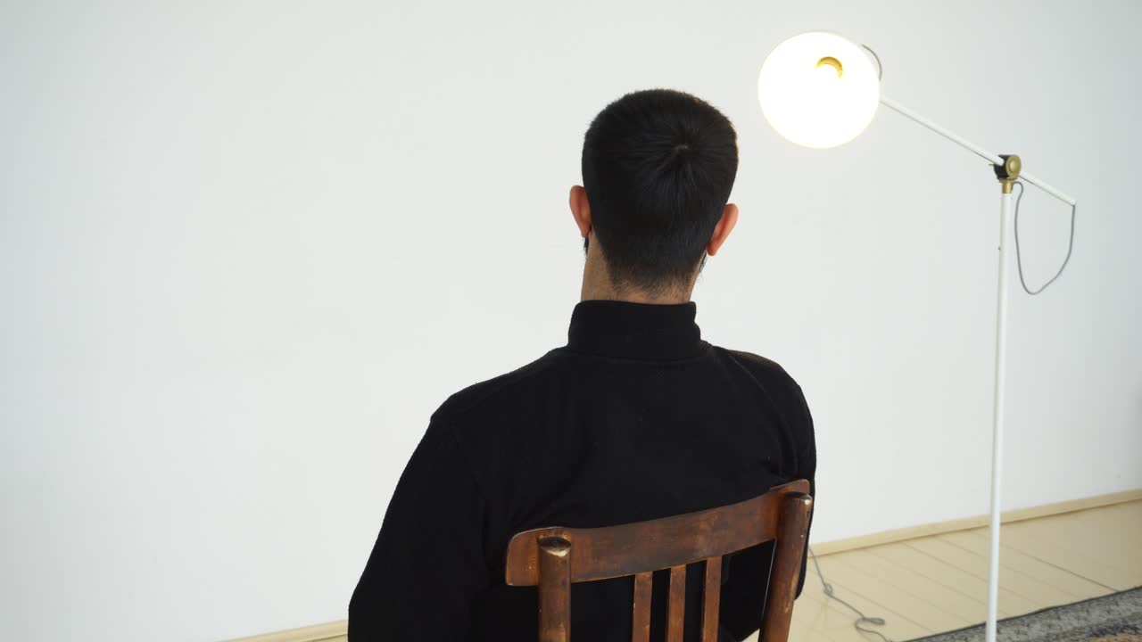 의자 에 앉아 있는 사람