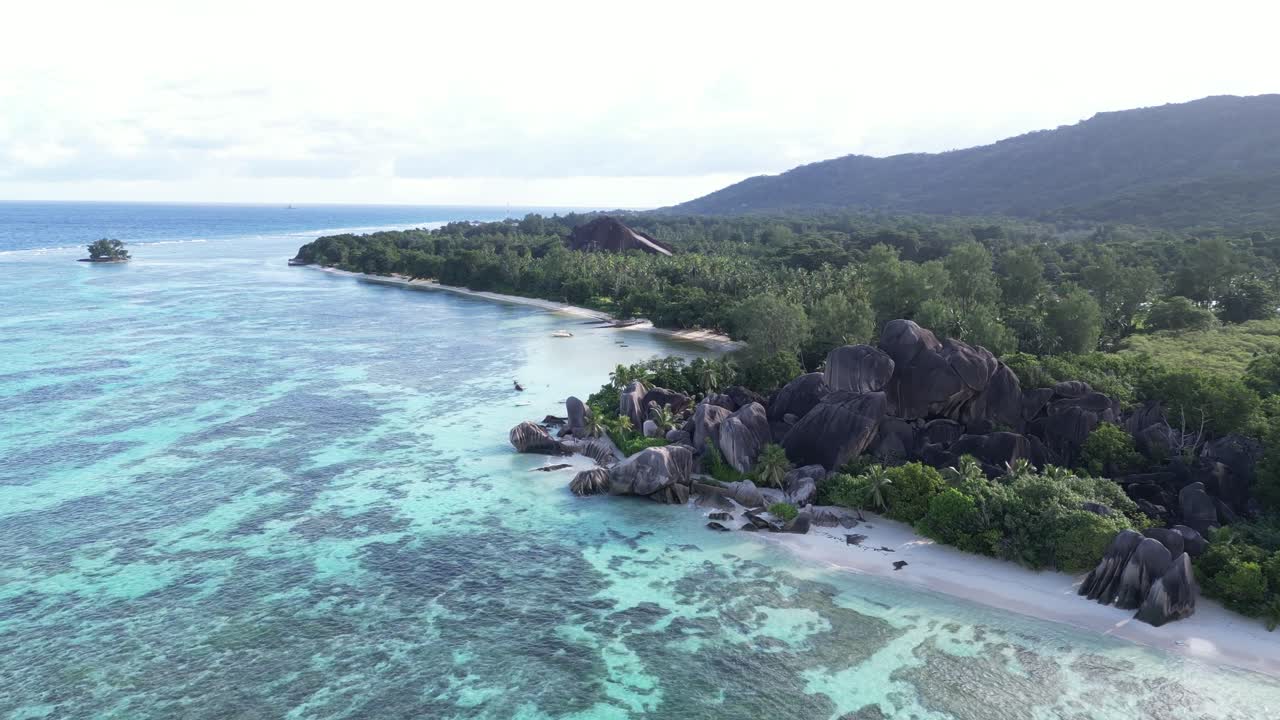 Vista aerea delle Seychelles dell'isola di La Digue, il drone rivela la costa durante una giornata di sole di vacanza in paradiso