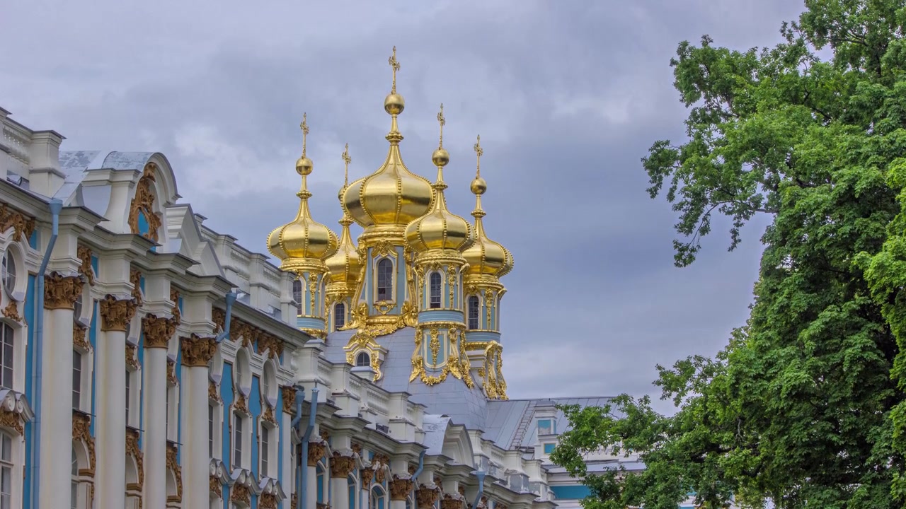 Tsarskoye Selo: Palacio de Catalina e Iglesia de la Resurrección con cúpulas doradas Timelapse - Museo-Reserva Estatal cerca de San Petersburgo, Rusia