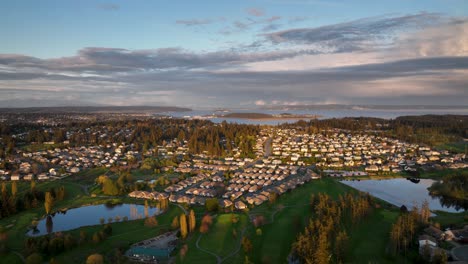 schwenkantenne der dichten viertel von oak harbor bei sonnenuntergang