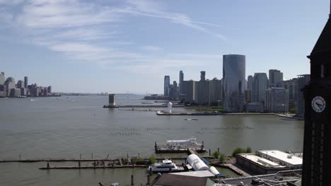 vue aérienne autour de la tour laquewana au terminal de hoboken, révélant la côte du new jersey, aux états-unis