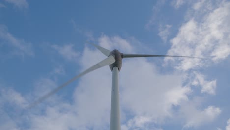 Windturbinenblätter-Aus-Der-Tiefwinkelansicht-Vor-Blauem-Bewölktem-Himmel-Im-Zeitraffer