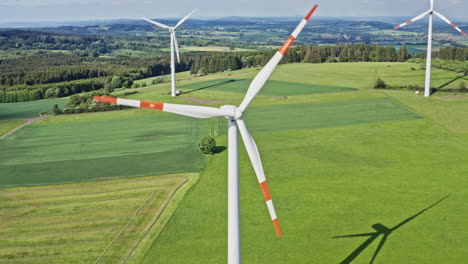 Drohnenflug-über-Einer-Windkraftanlage-In-Deutschland