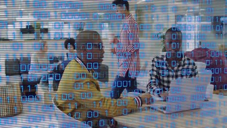 animación de código binario sobre compañeros de trabajo afroamericanos usando computadora portátil en la oficina.