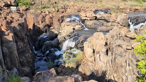 Vista-Aérea-De-Cascadas-Escénicas-En-El-Cañón-Del-Río-Blyde-En-Sudáfrica