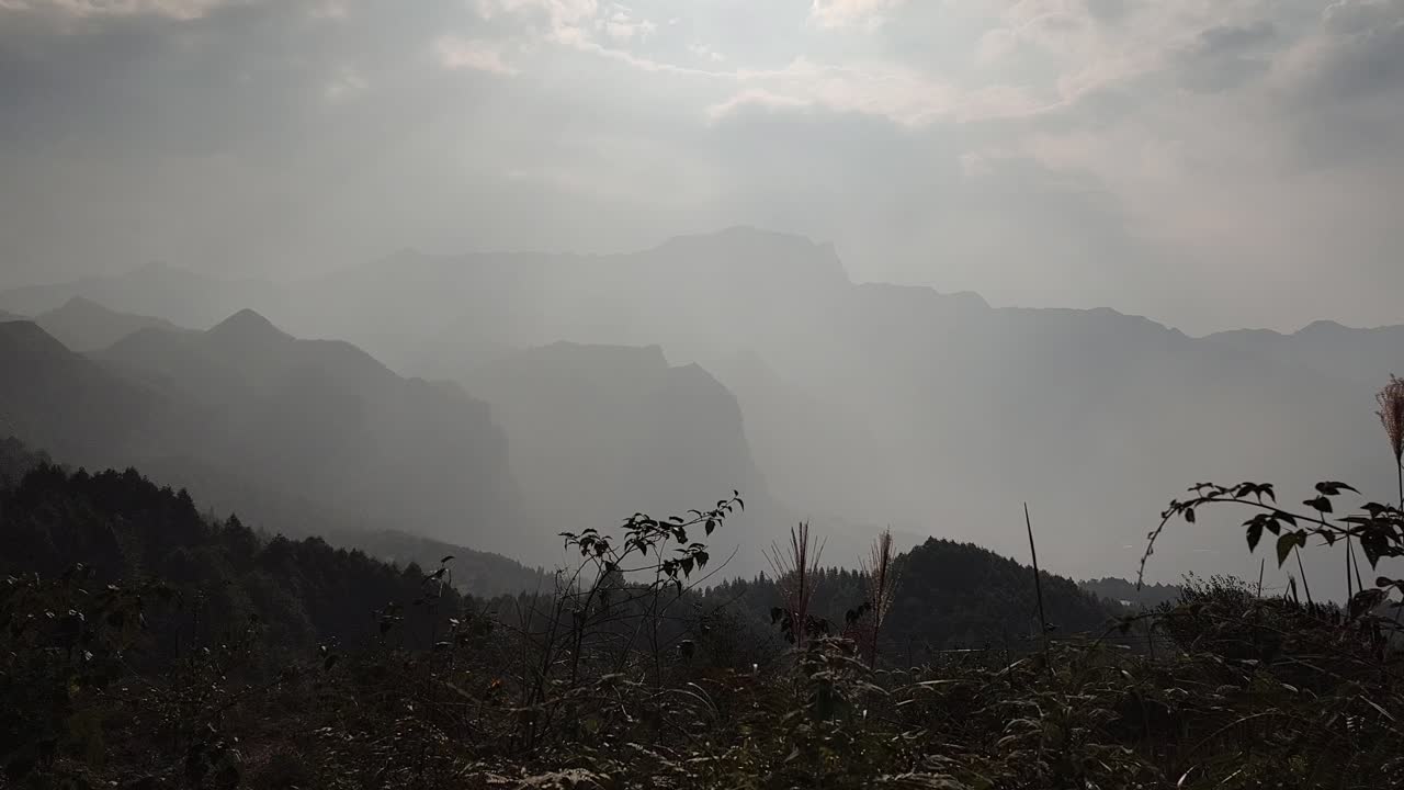 멀리 보이는 산들