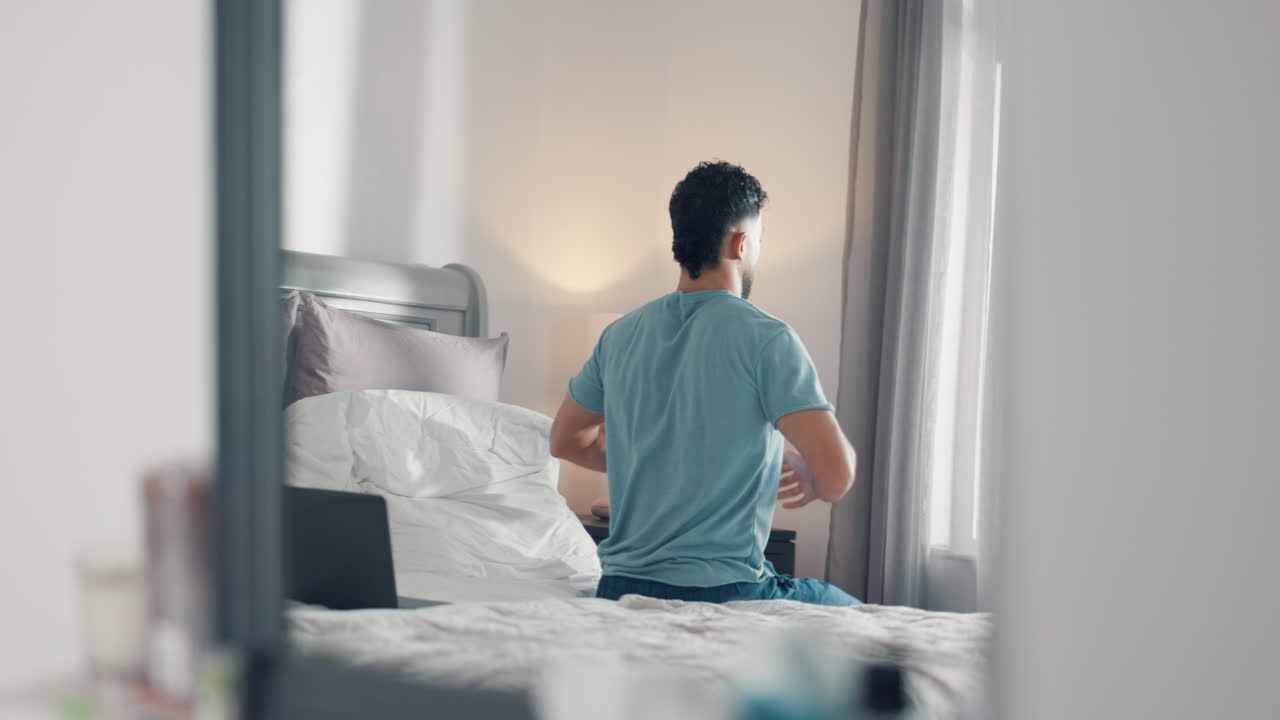 침실에서 스트레칭하는 남자