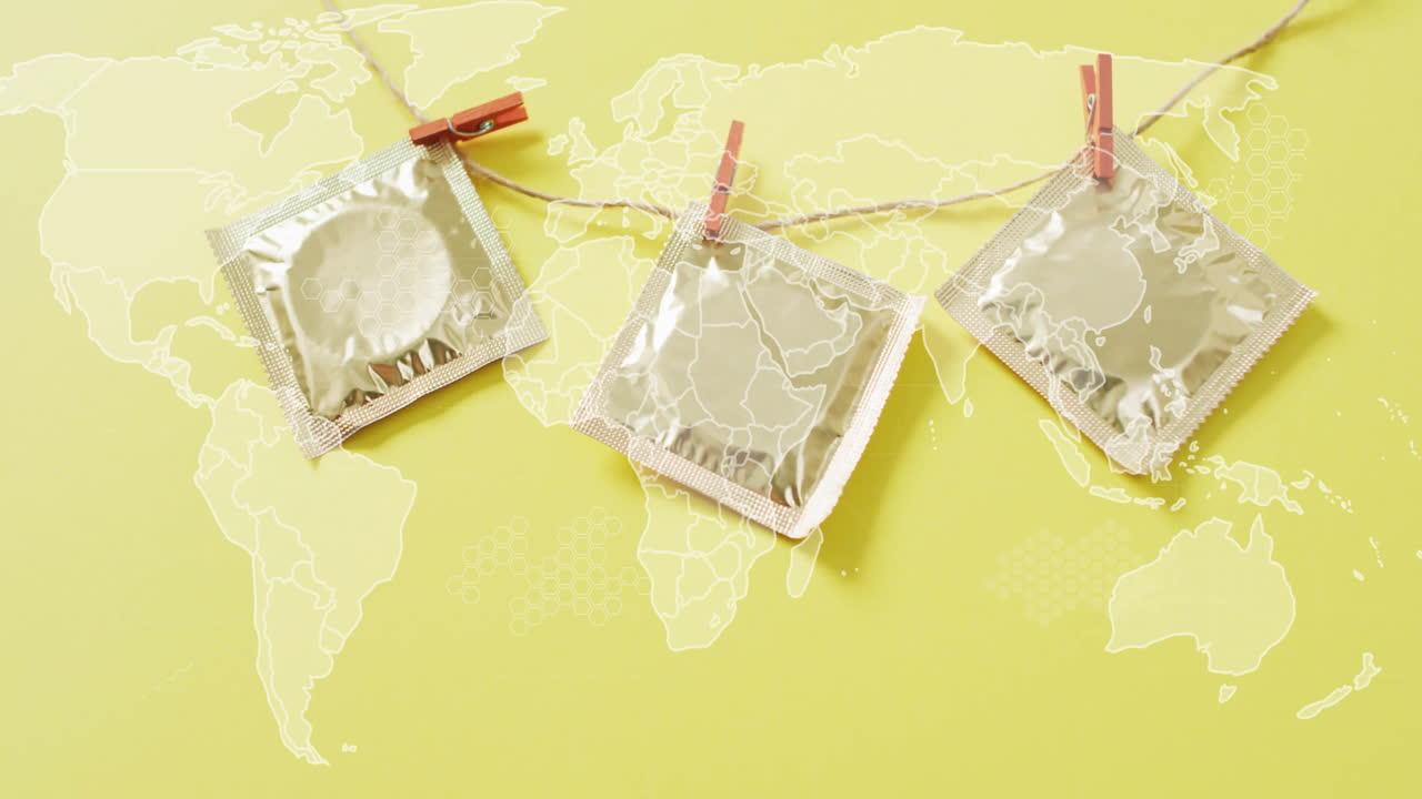 세계 지도 애니메이션 위에 옷줄에 매달린 콘