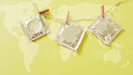 condones colgando en la cuerda de la ropa sobre la animación del mapa del mundo