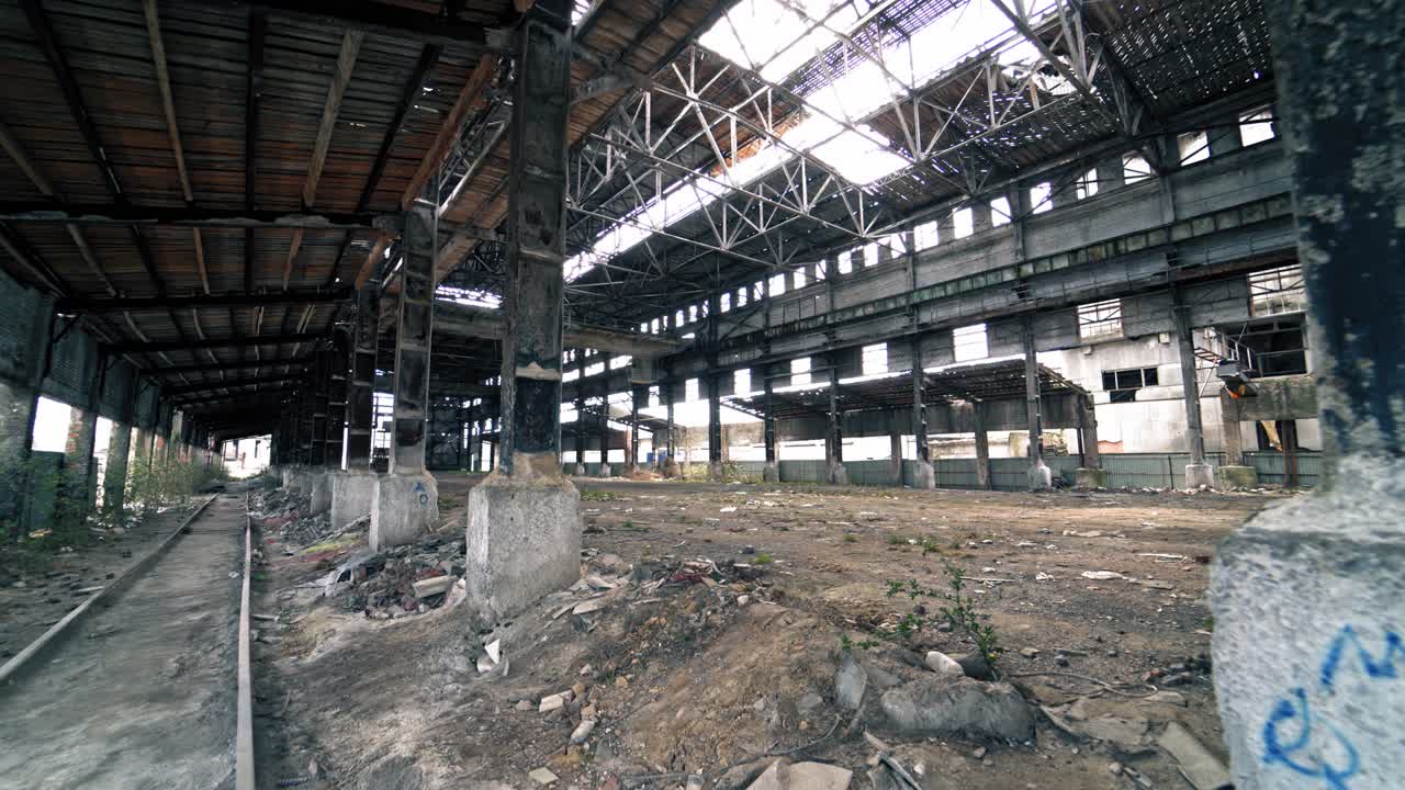 버려져 있고 유령이 있는 공업용 창고 안에