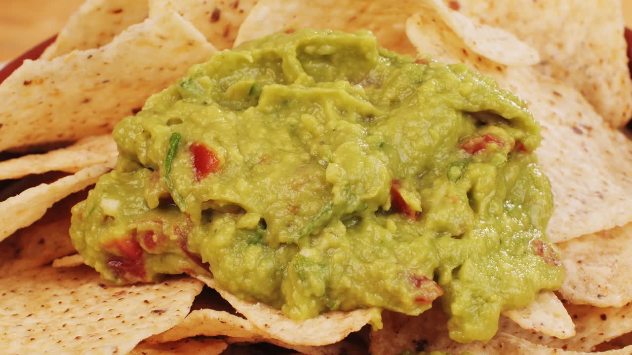 Guacamole su tortilla chips
