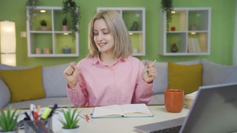 un joven estudiante universitario contemplativo se le ocurre una idea.