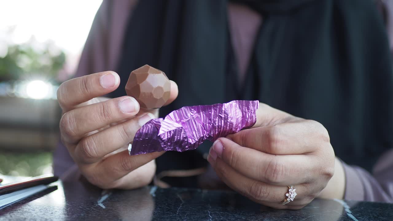 초콜릿 트루플을 먹는 여자