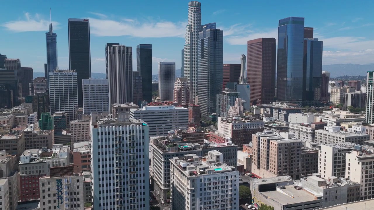 Ampia ripresa aerea con inclinazione verso l'alto del quartiere storico dei teatri nel centro di Los Angeles, California. 4K.